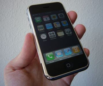 iphone-review-iphone-hand-2.jpg